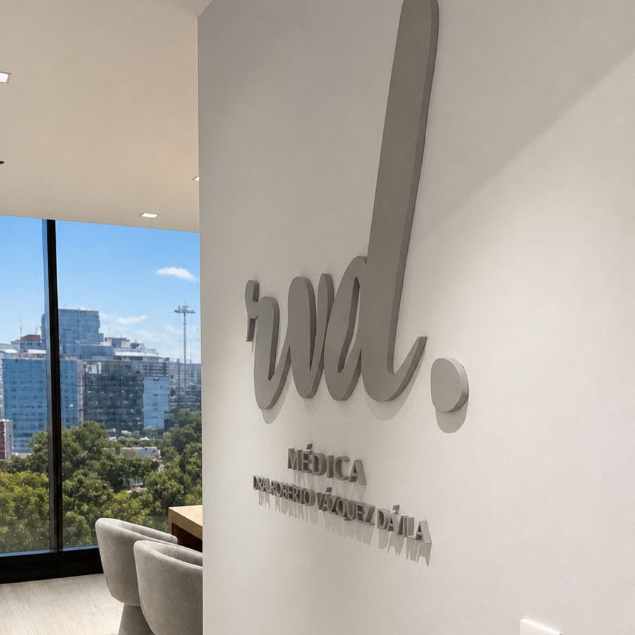 Sala de espera con vista panorámica de la ciudad
