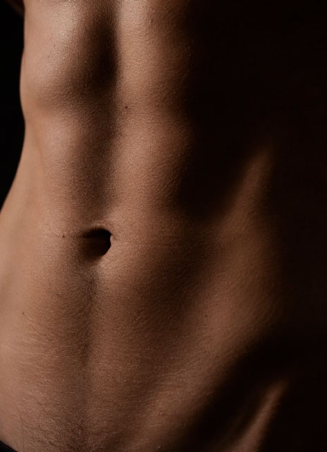 Detalle del abdomen mostrando firmeza y soporte tisular
